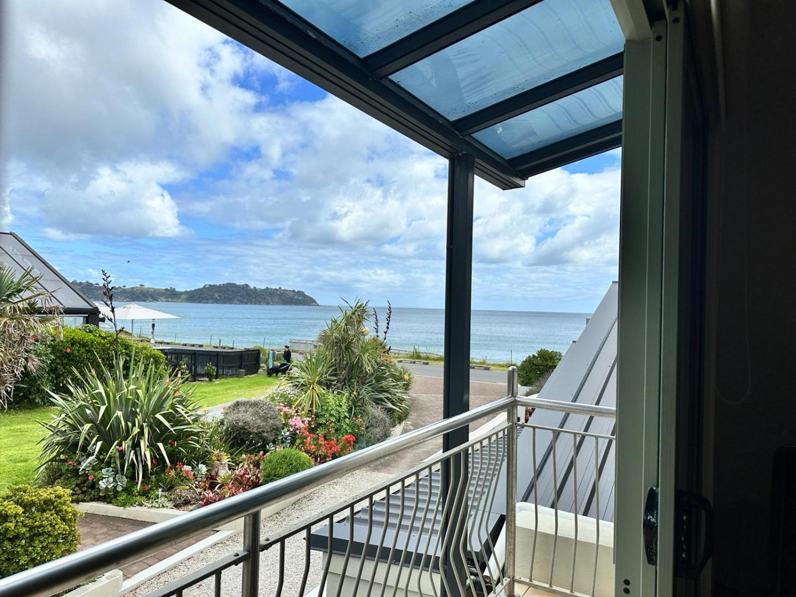 Waiheke Island - Onetangi Beachfront Apartments Exterior foto